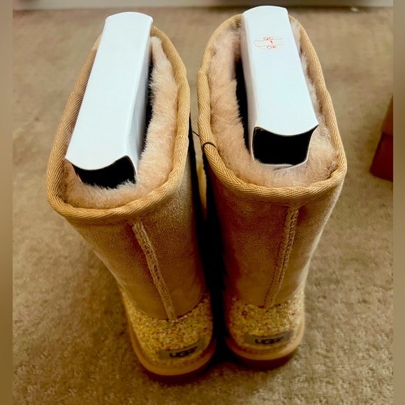 Ugg classic short boot with glitter detail. Size 10 - Picture 4 of 4